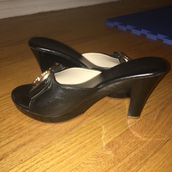 VAN VAN BLACK HEELS WITH EMBLEM - Picture 2 of 6